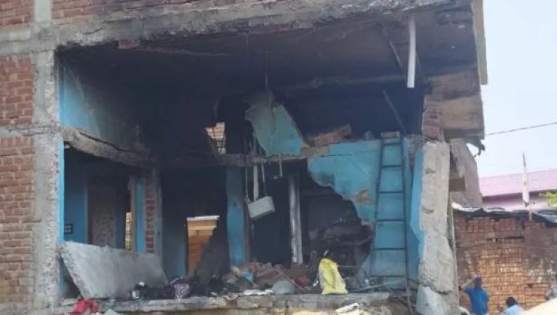 Nawada: A bomb exploded at the house of Safiq Alam, a stockpile of arms was found