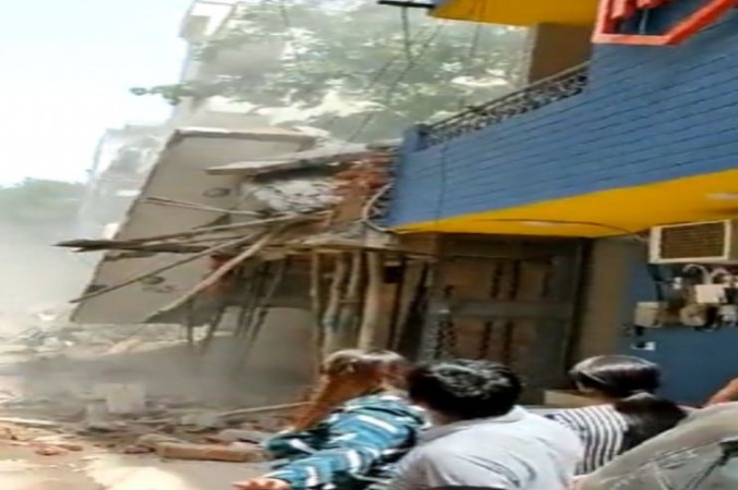दिल्ली में भरभराकर गिर गई 3 मंजिला ईमारत, कई लोगों के दबे होने की आशंका