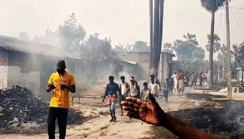 बिहार के समस्तीपुर में भड़की भीषण आग, 30 घर जलकर ख़ाक..,1 मासूम की मौत, कई मवेशी भी जिन्दा जले