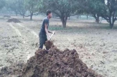 Girl injured due to lightning, people covered her with cow dung instead of treatment