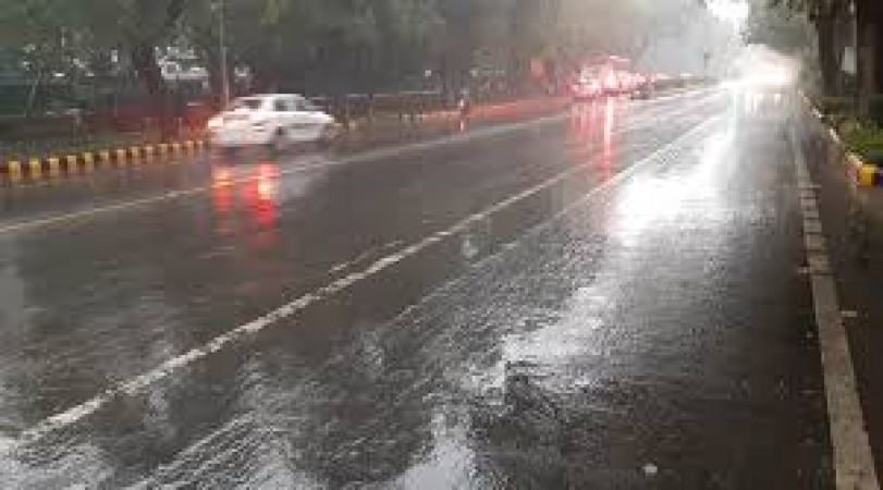 दिल्ली में बदले मौसम के मिज़ाज़, ठंडी हवा और बारिश ने मौसम को बनाया खुशनुमा