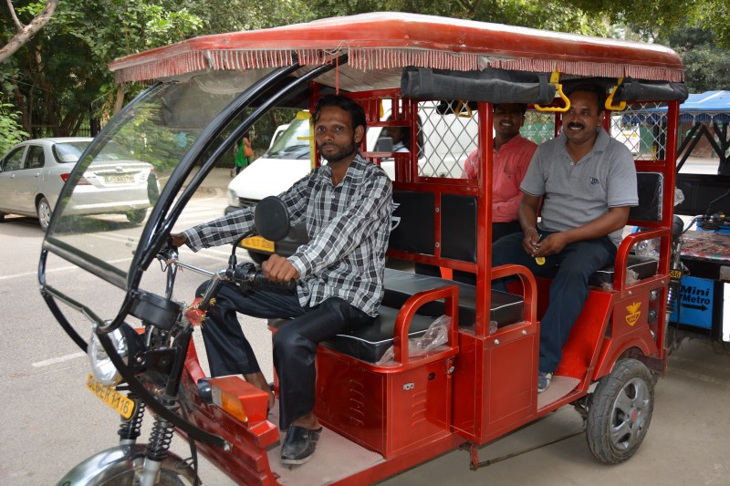 शारीरिक दूरी का अनोखा उदाहरण बना ई-रिक्शा, वीडियो हुआ वायरल