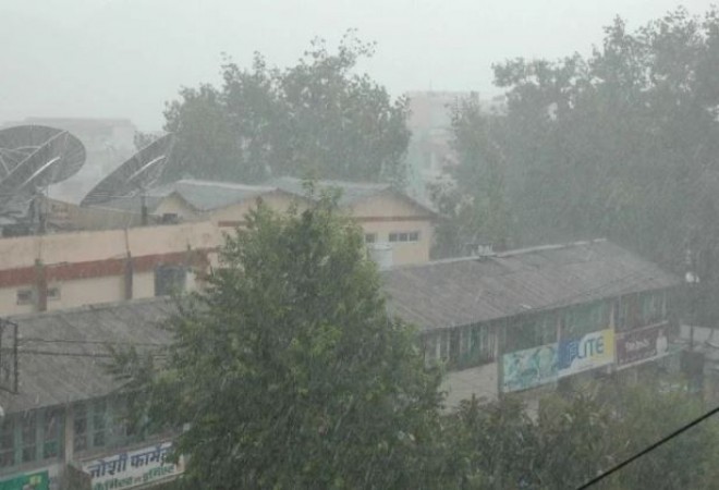 Heavy rains and hailstorms in Uttarakhand makes sense of cold