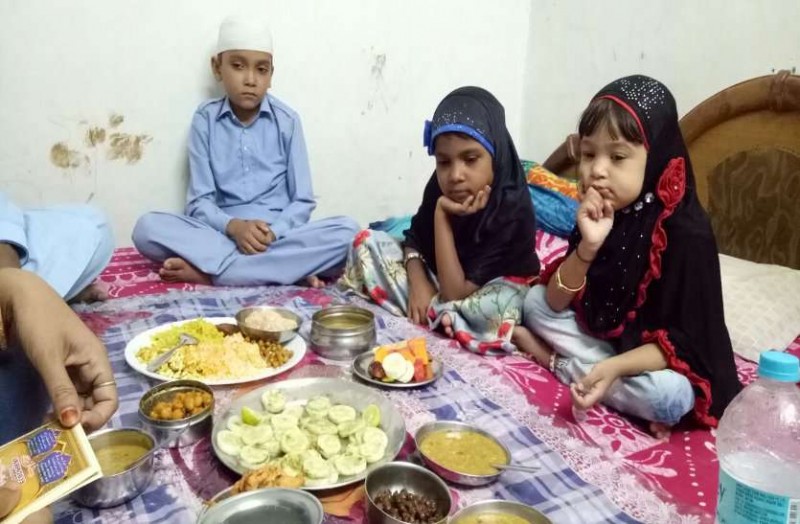 रमजान : पहले दिन की नमाज मस्जिद में नहीं परिवार के साथ घर में हुई अदा