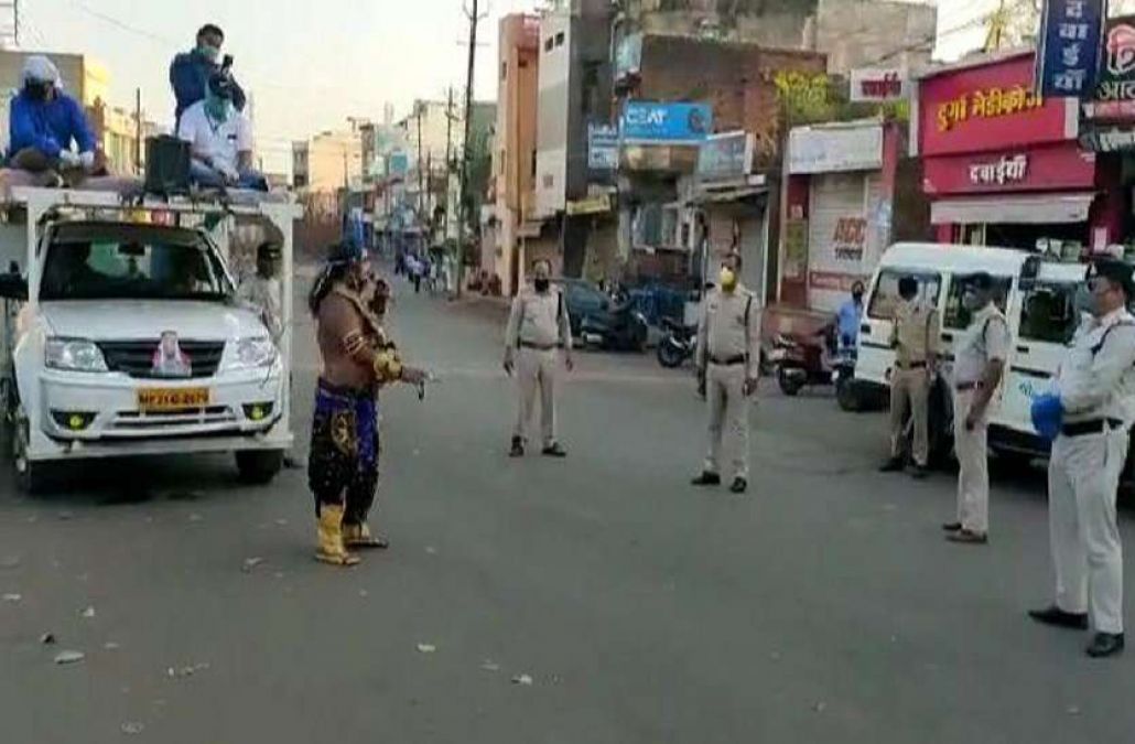 Police become Yamraj and roam on streets of Indore's Tilak Nagar