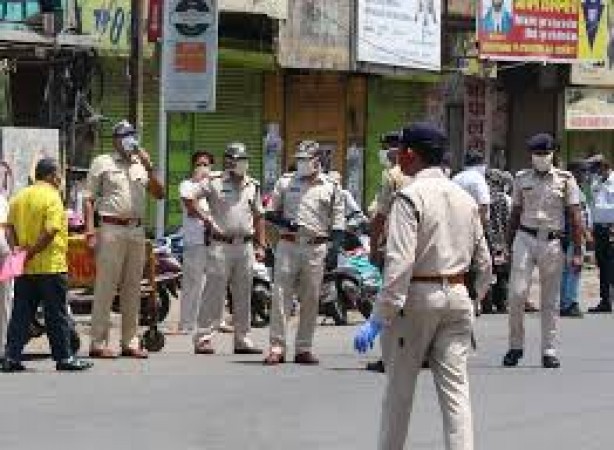 इंदौर के तिलक नगर में पुलिस यमराज बन सड़कों पर घूमी, लोगों को दी समझाइश