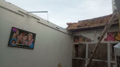 देर रात गिरी मकान की छत, मलबे में दबने से गई मासूमों की जान