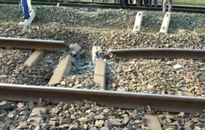 नक्सलियों ने उड़ाया हावड़ा-मुंबई रेलवे ट्रैक, ट्रेनों का आवागमन ठप्प