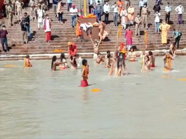 हरिद्वार कुंभ: कोरोना नियमों के साथ शुरू हुआ अंतिम शाही स्नान, सीमित संख्या में जुटे साधू-संत