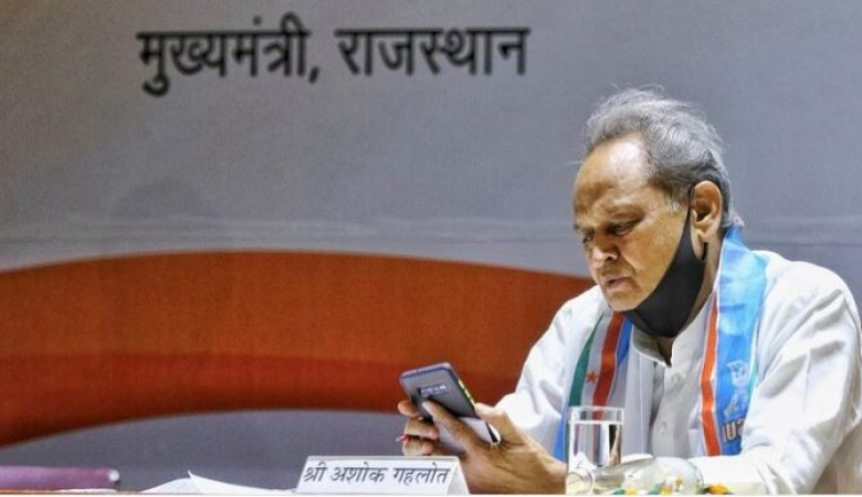 'Will distribute smartphones to 40 lakh women, will also give free net..', CM Ashok Gehlot's big announcement