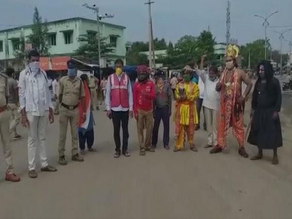 Andhra Pradesh: Yamraj warns people of Corona while walking on the road