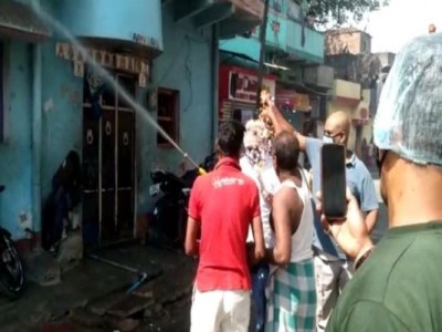 Bihar: People showers flowers on Gaya Nagar Nigam workers say 