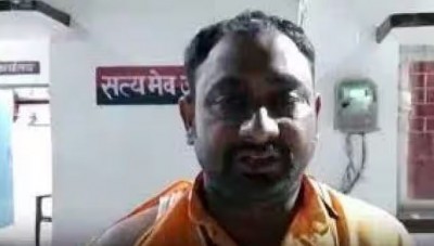 Party leaders thrashed Akhilesh Shukla, who arrived at the Congress office wearing a saffron kurta, even tore his clothes