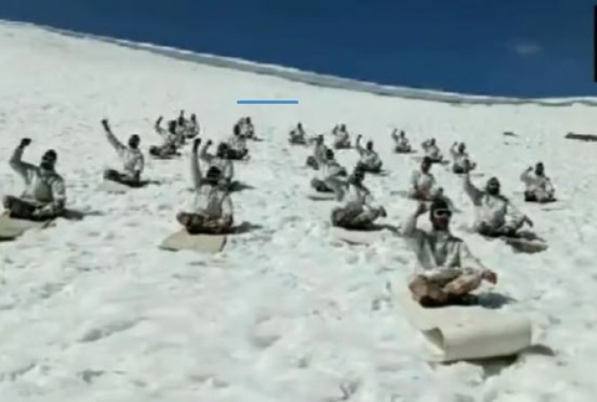 Himveers did a unique yoga session amidst the snow, ITBP jawans did this feat at an altitude of 15 thousand feet.