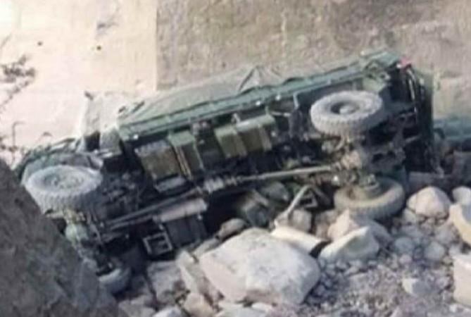 दुखद: 200 मीटर गहरी खाई में गिरी भारतीय सेना की एम्बुलेंस, 2 जवान शहीद