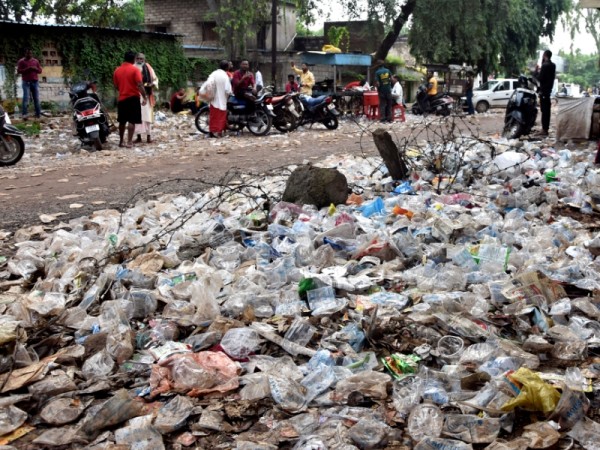 450 कचरा वाहन शहर में होने के बावजूद सड़को पर फैला रहता है कचरा