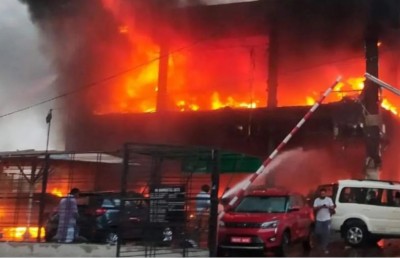 Fierce fire broke out in car showroom, more than 100 vehicles burnt