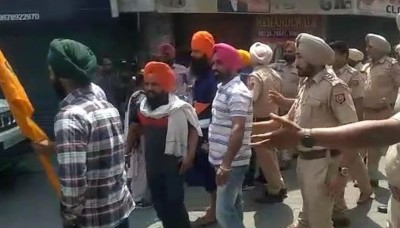 Bloody clash between Shiv Sena workers and Khalistan supporters in Punjab, openly waving swords, stone-pelting