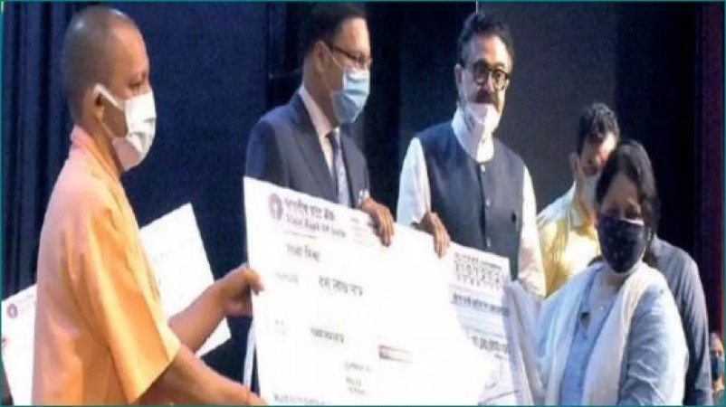 कोरोना काल में मरने वाले पत्रकारों के परिवार को CM योगी ने दिए 10-10 लाख रुपए