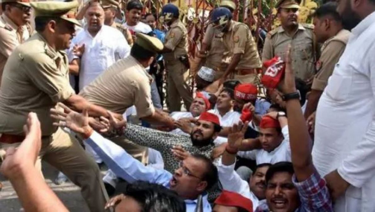 LIVE : रामपुर में आजम के लिए सड़कों पर उतरी सपा, तैनात किया गया भारी पुलिस बल