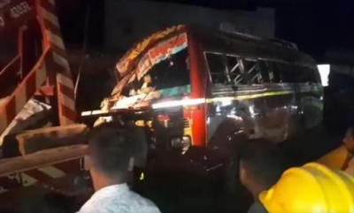 बंगाल: दूकान को चीरते हुए सड़क पर पलट गई तेज रफ़्तार बस, 20 यात्री घायल, 5 की हालात नाजुक