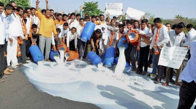 महाराष्ट्र में सड़कों पर बहा सैकड़ों लीटर दूध, ये है वजह