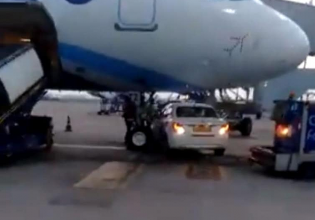 VIDEO! Suddenly car came in front of the wheel of the IndiGo plane and then...