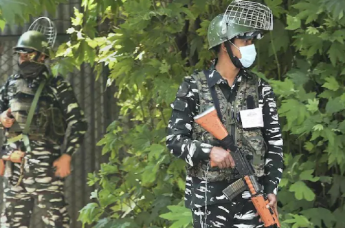 जम्मू कश्मीर: पुलिस टीम पर आतंकियों ने किया ग्रेनेड अटैक, सर्च ऑपरेशन जारी