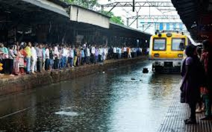 Rain wreaks havoc in Mumbai during corona crisis, many trains canceled