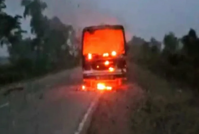 UP: Sudden fire breaks out in a roadways bus