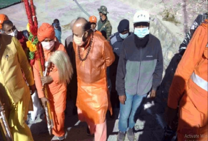 Saints reach Pahalgam with holy stick in small numbers due to corona