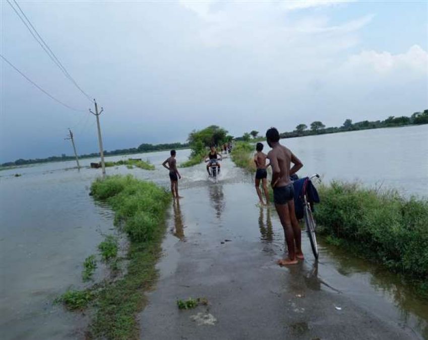 Rapti river flowing 70 cm above the danger mark, water enters 80 villages