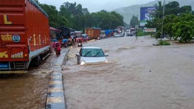 महाराष्ट्र में भारी बारिश से जनजीवन अस्तव्यस्त, मुंबई-गोवा हाइवे बंद, लगी गाड़ियों की कतारें