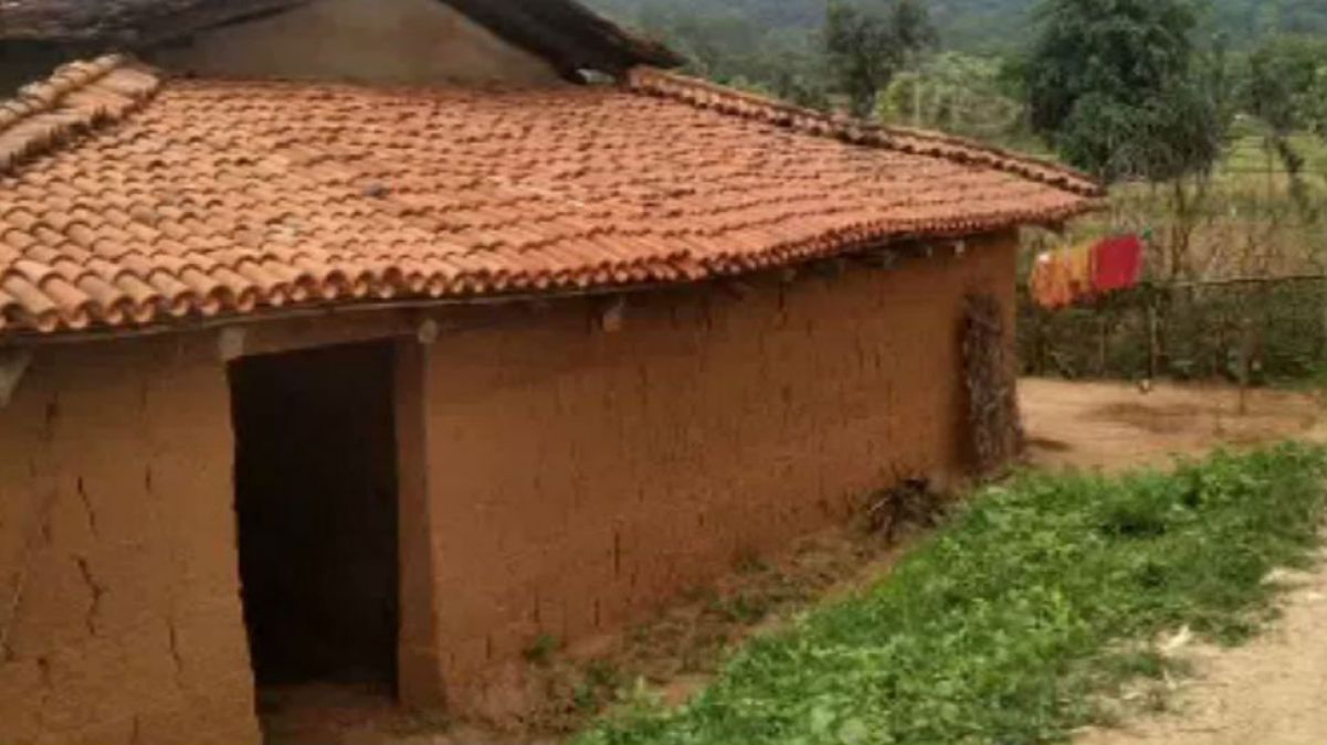 People forced to live in mud houses in village of Jharkhand, not getting benefits of PM Housing Scheme