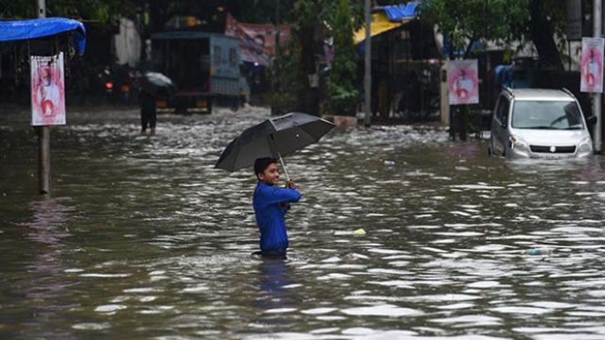 मुंबई और आस पास के जिलों में भारी बारिश से जनजीवन अस्त-व्यस्त