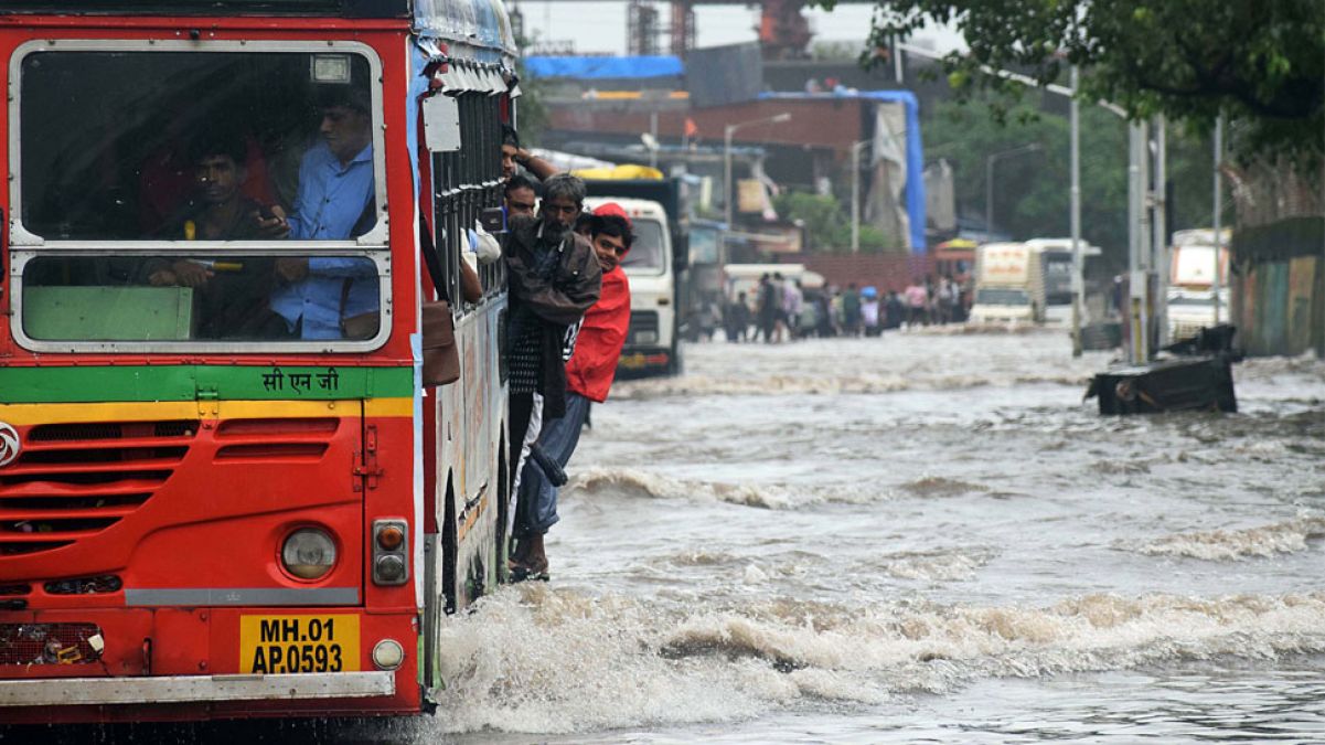 मुंबई में फिर भारी बारिश का अलर्ट, सरकार का आदेश- जरूरी हो तो ही घर से निकलें