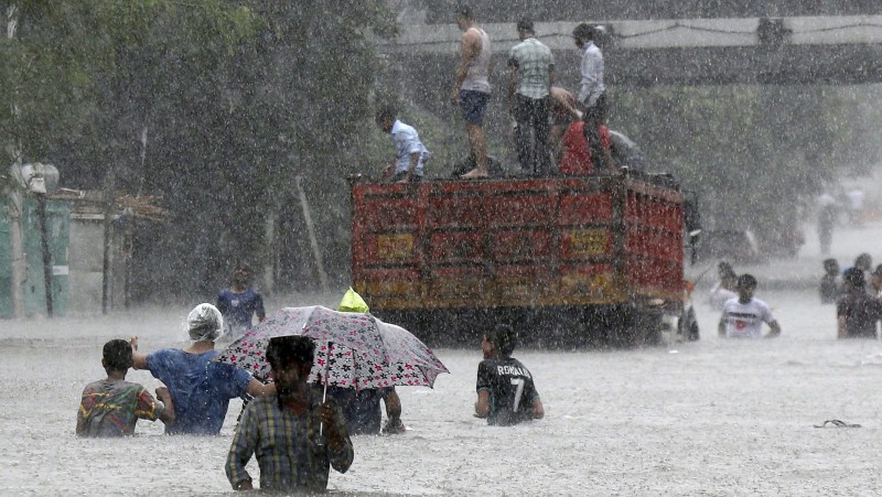 मुंबई में बरसात का कहर, अलर्ट जारी