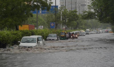 भारी बारिश में पानी-पानी हुई दिल्ली, कई जगह लगा ट्रैफिक जाम, सड़कें बनी तालाब