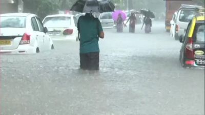 मुंबई और आस पास के जिलों में भारी बारिश से जनजीवन अस्त-व्यस्त