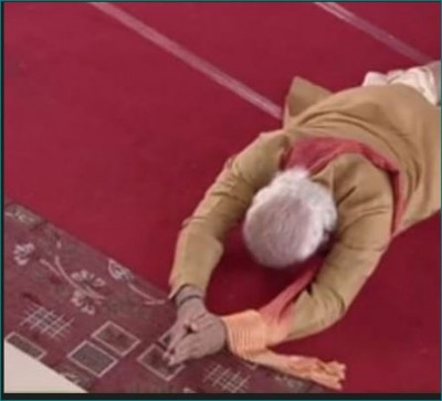 PM Modi performs 'sashtang pranam' after worshiping Lord Ram, See pictures