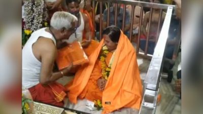 Once again, Uma Bharati visit  Mahakaleshwar Temple in  Dhoti-Kurta