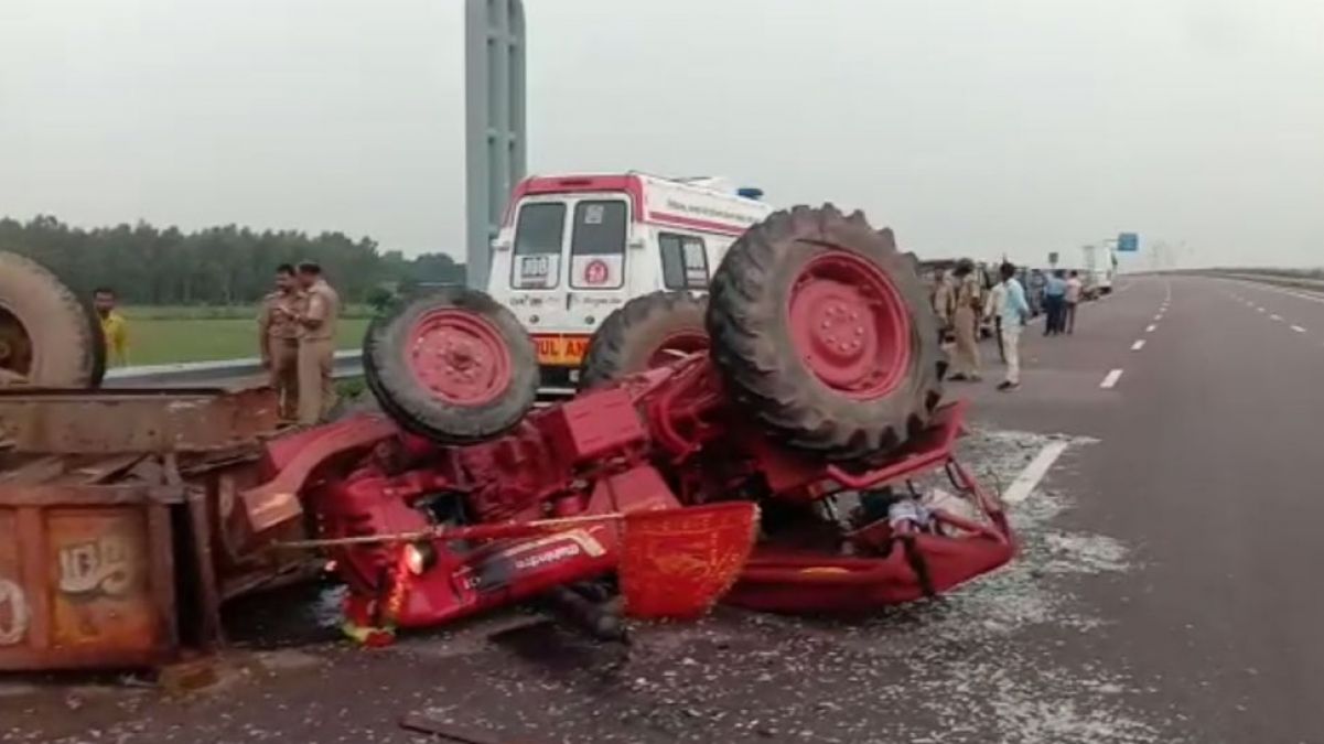 Bus and tractor collide in  Agra-Lucknow Expressway, two killed