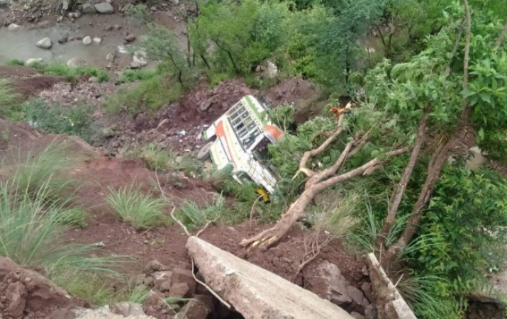 Major accident in J&K, mini-bus full of students falls into a deep gorge