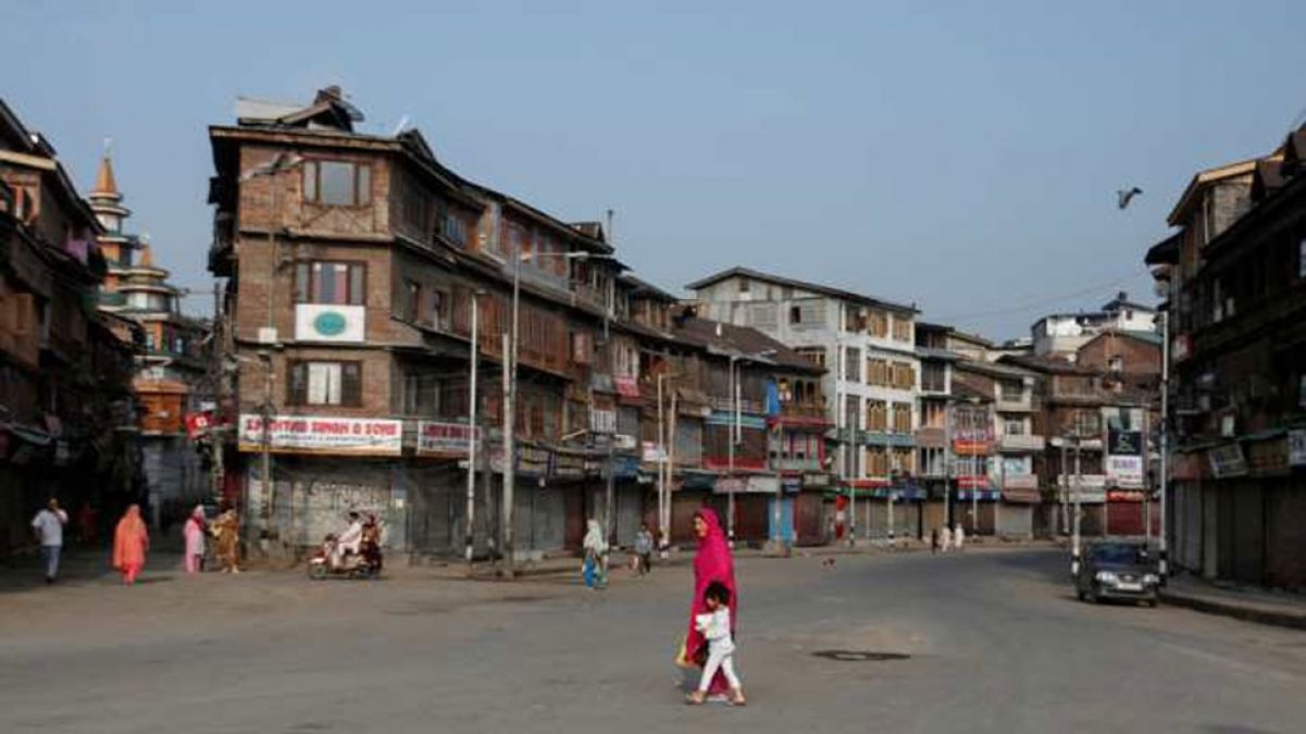 72 साल बाद कश्मीर में नई सुबह, राज्यपाल ने लिया स्थिति का जायज़ा, हालत सामान्य