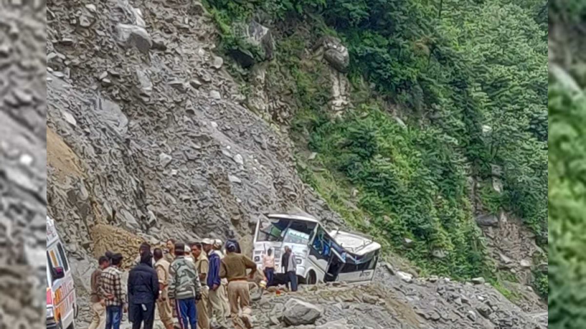 Uttarakhand: Part of mountain fall on bus of devotees returning from Badrinath, 6 killed, several stranded