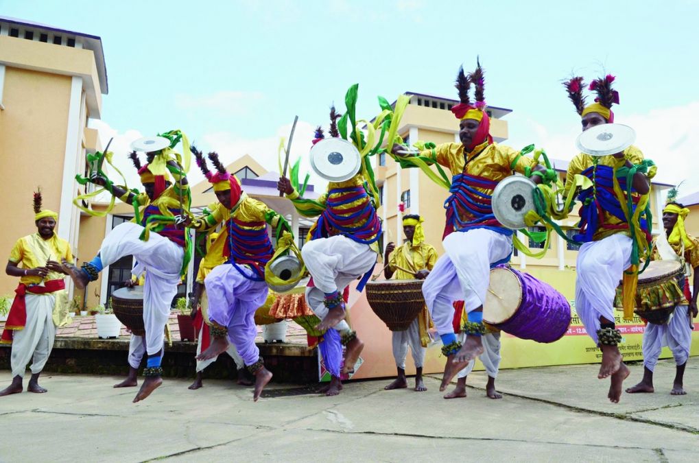 विश्व आदिवासी दिवस : पूरी दुनिया में है आदिवासियों की धूम, भारत में कितनी है आबादी ?