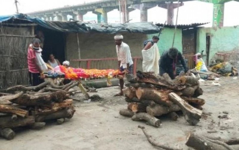 गंगा की बाढ़ में डूबा श्मशान घाट, लोग सड़कों पर कर रहे अंतिम संस्कार