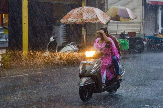 दक्षिण भारत में भारी बारिश का अनुमान, यूपी-बिहार में गिर सकती है बिजली