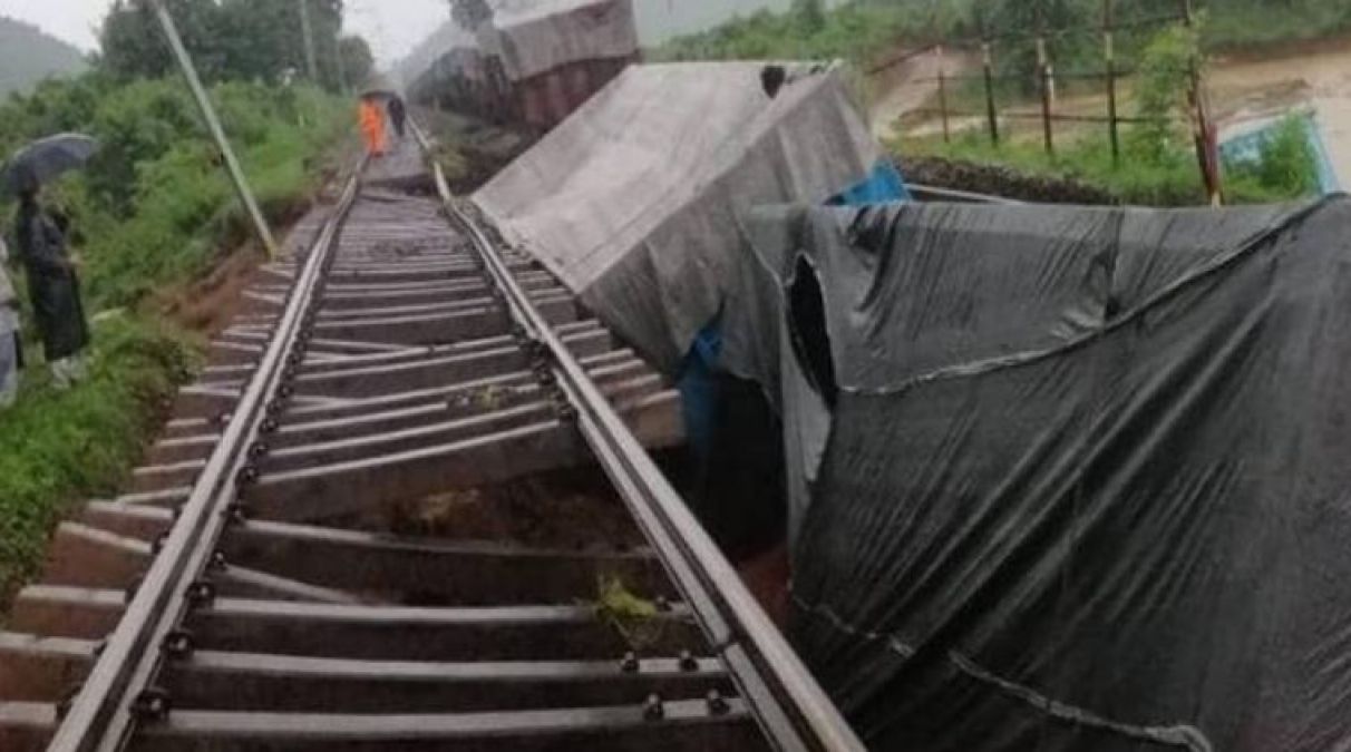 Train compartments derailed, orange alert in Odisha due to continous rain!
