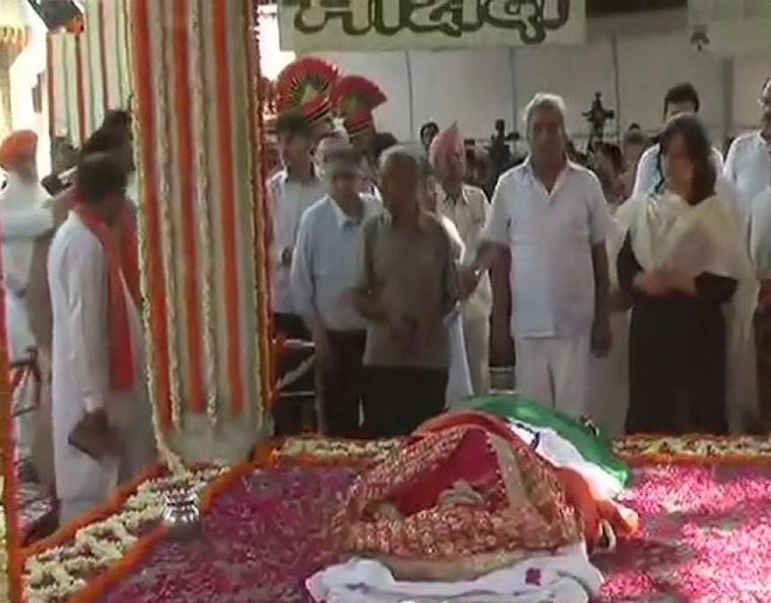 Sushma Swaraj cremated with State honours in Delhi, daughter & Husband performed final rituals